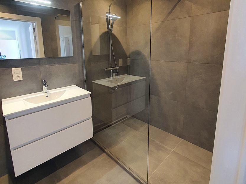 Volledige badkamerrenovatie met nieuw badkamermeubel en inloopdouche in Brecht