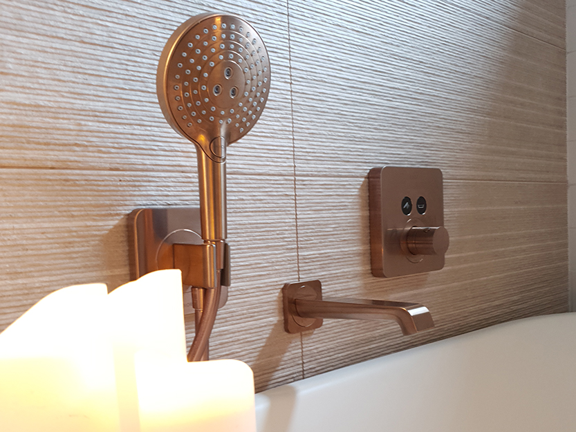 Totaalrenovatie badkamer met mooie afwerking kranen