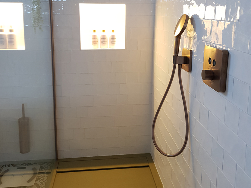 Volledige badkamerrenovatie met witte betegeling in inloopdouche woning Brecht