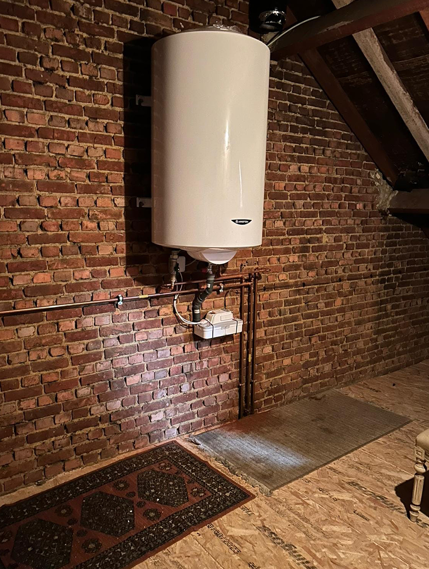 Nieuwe boiler op zolder bij woning in Wuustwezel geplaatst door sanitair en verwarming installateur