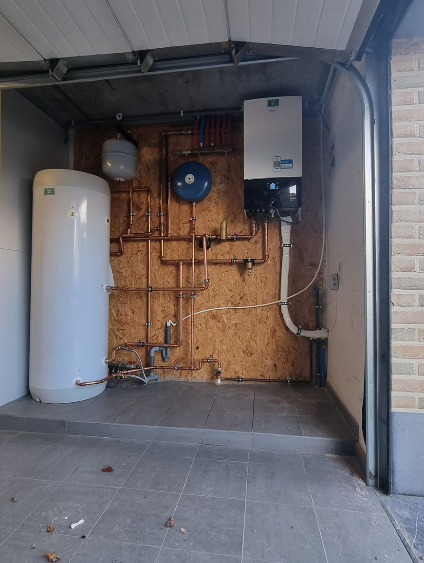 Nieuwe ketel geïnstalleerd door sanitair en verwarming installateur van Geobuild Brecht